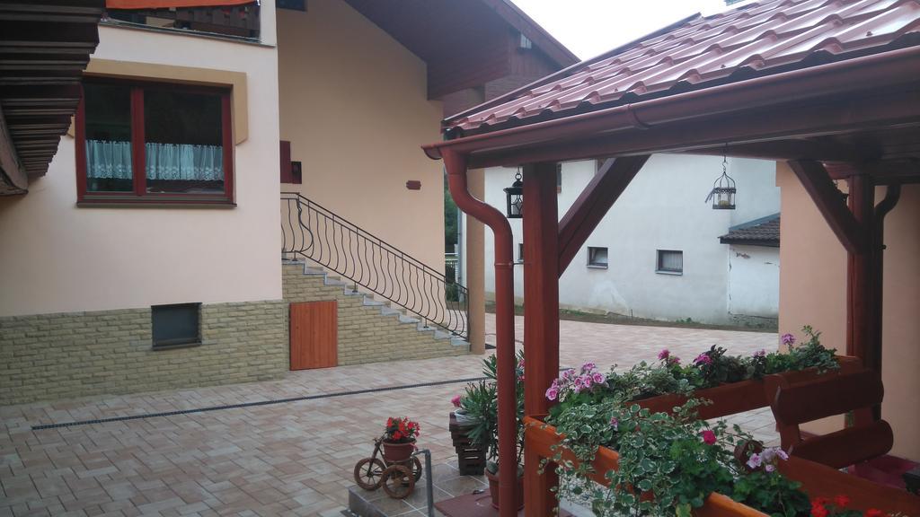 Domino Apartment Korytne Luaran gambar