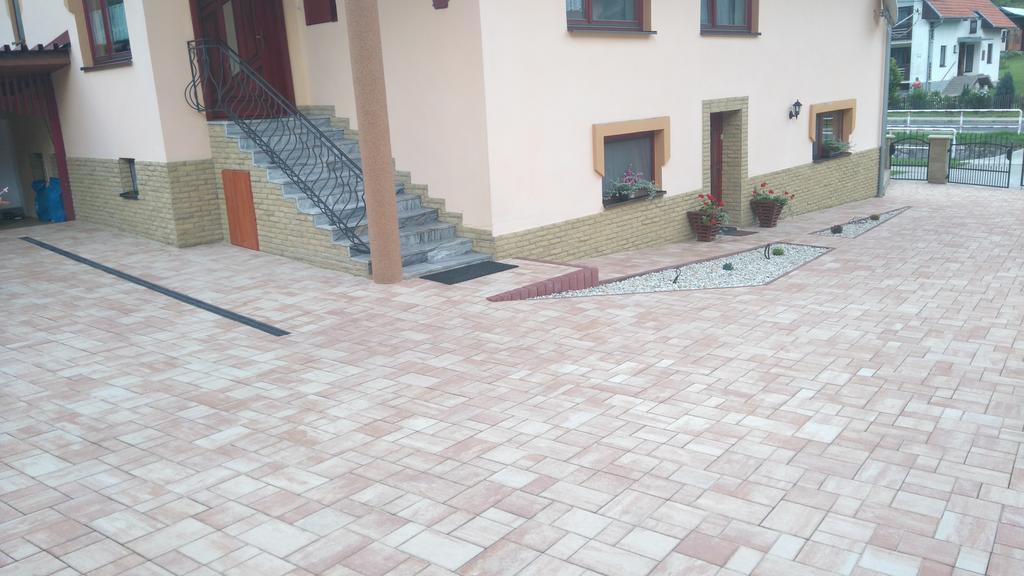 Domino Apartment Korytne Luaran gambar