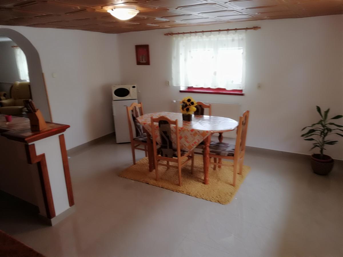Domino Apartment Korytne Luaran gambar