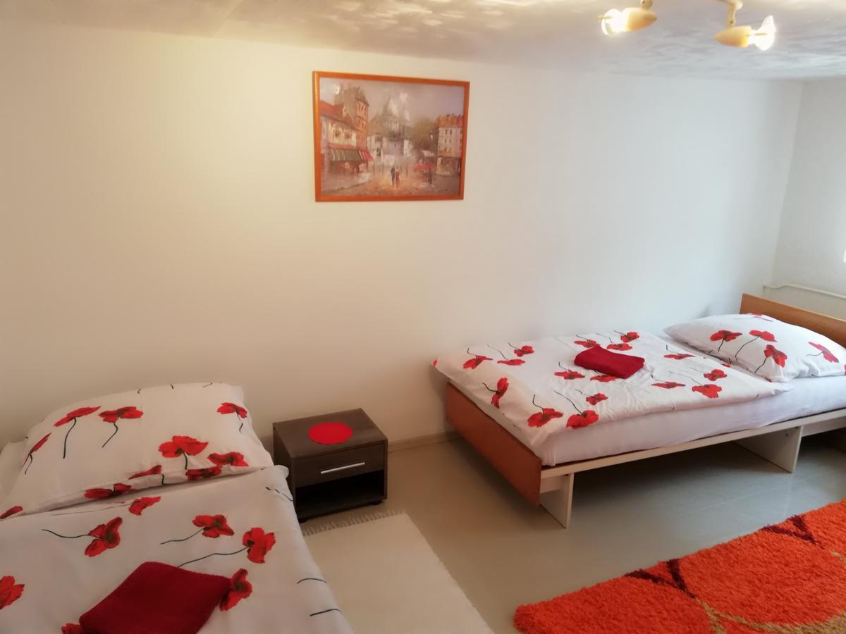 Domino Apartment Korytne Luaran gambar