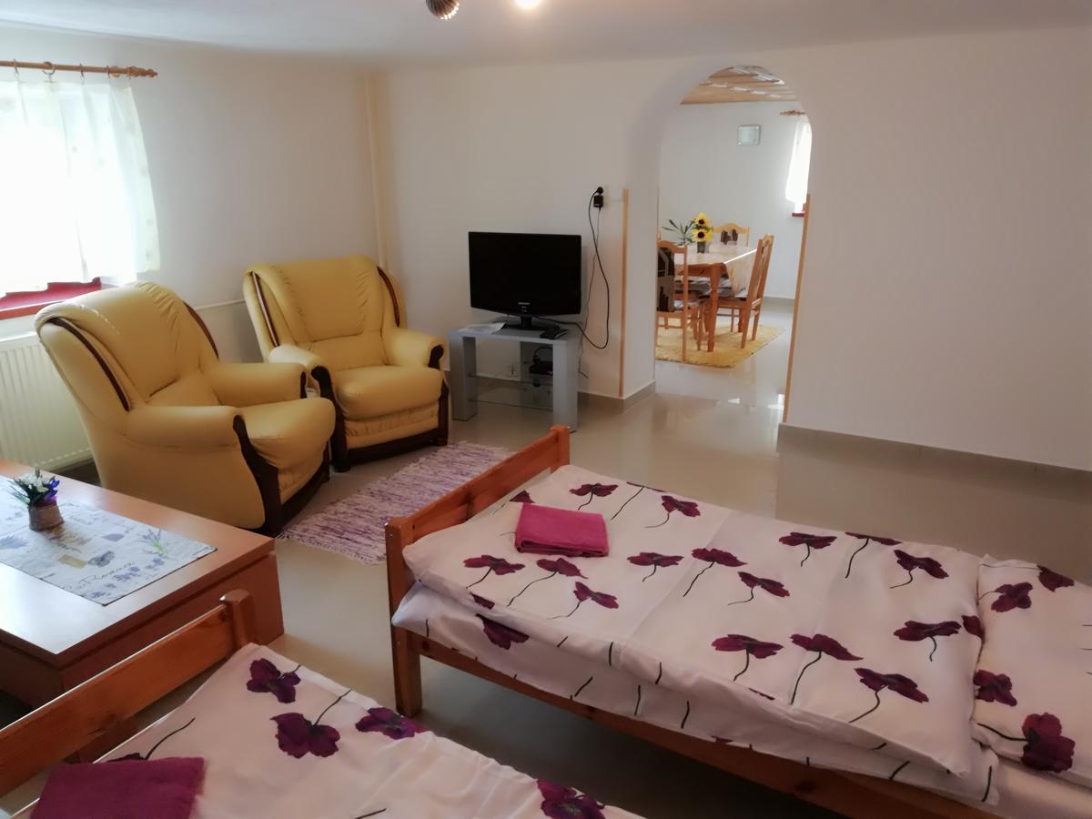 Domino Apartment Korytne Luaran gambar