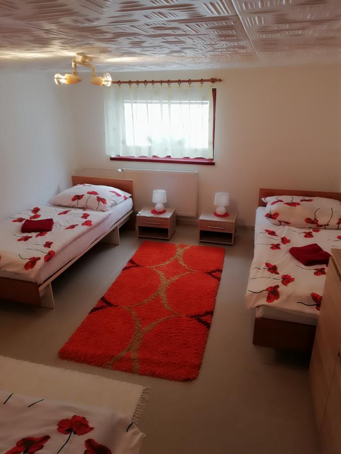 Domino Apartment Korytne Luaran gambar